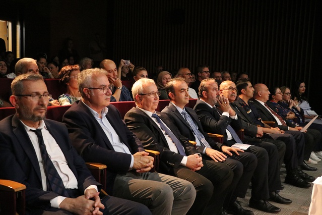 Tekirdağ'da sağlık çalışanlarından oluşan müzik topluluğu ilk konserini sahnede verdi