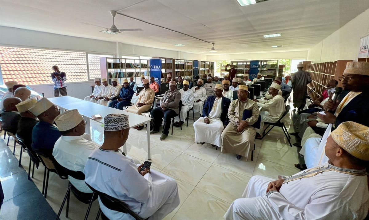 TİKA, Komorlar\'daki ilahiyat fakültesi kütüphanesine bilişim ekipmanı sağladı