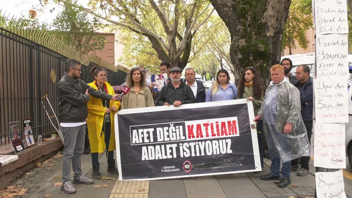 Adalet Bakanlığı önündeki depremzede eylemi 7\'nci günde, yağmura rağmen sürüyor