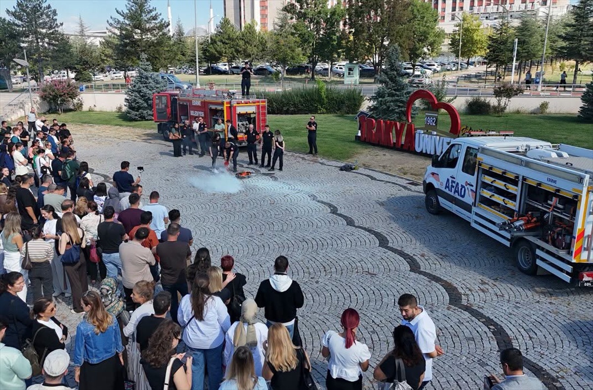 Edirne\'de üniversite personeline AFAD ve itfaiyeden yangın eğitimi verildi