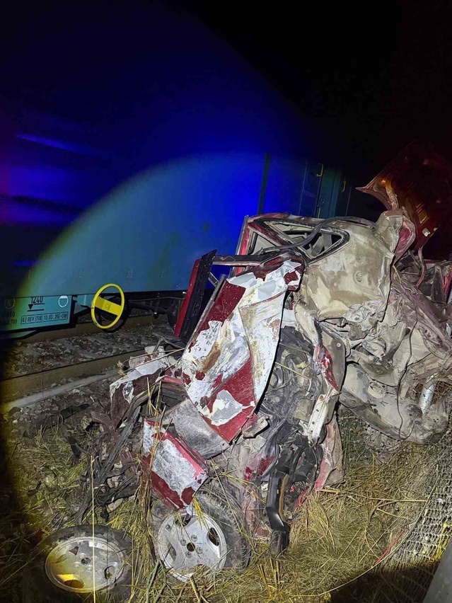 Bilecik Osmaneli'de rayda kalan otomobile tren çarptı, alkollü sürücü son anda kurtuldu