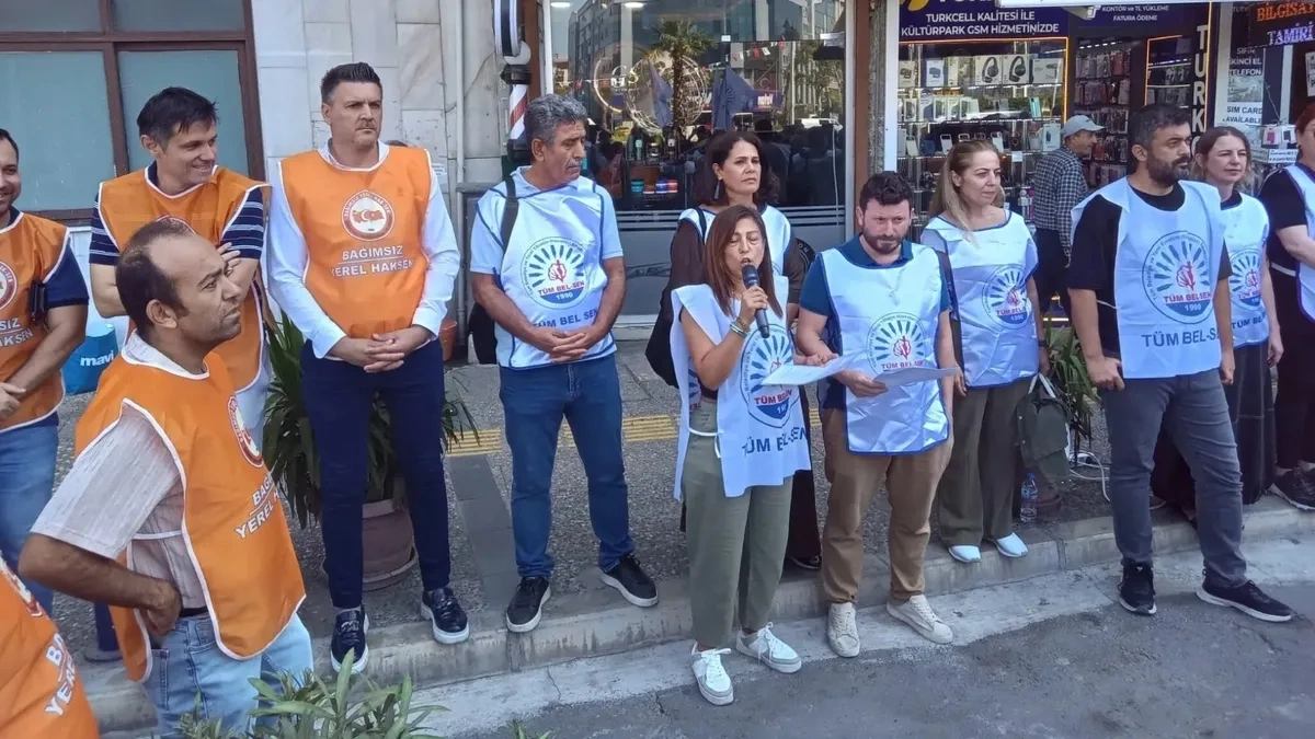 Konak Belediyesi önünde TİS alacakları için basın açıklaması yapıldı