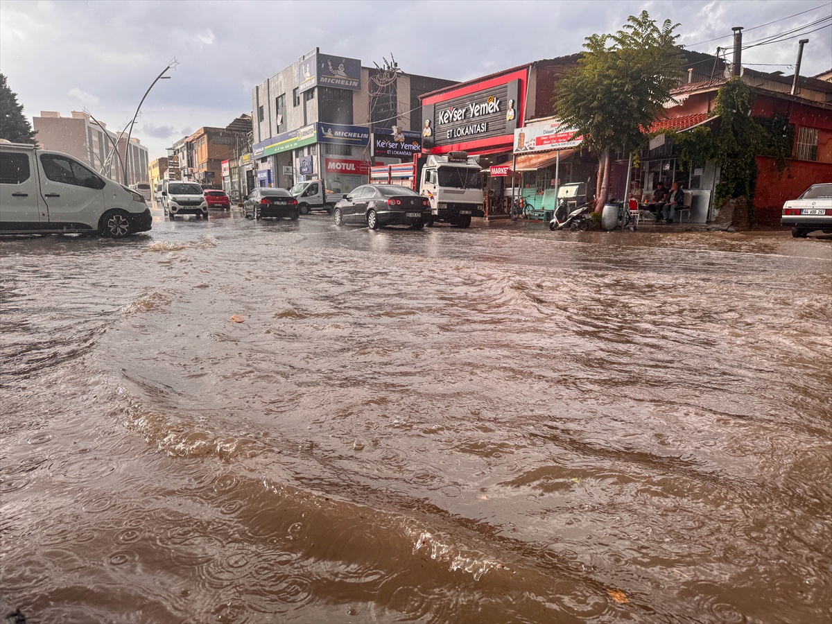 Uşak\'ta sağanak sonrası su birikintileri iki kara yolunu ulaşıma kapattı