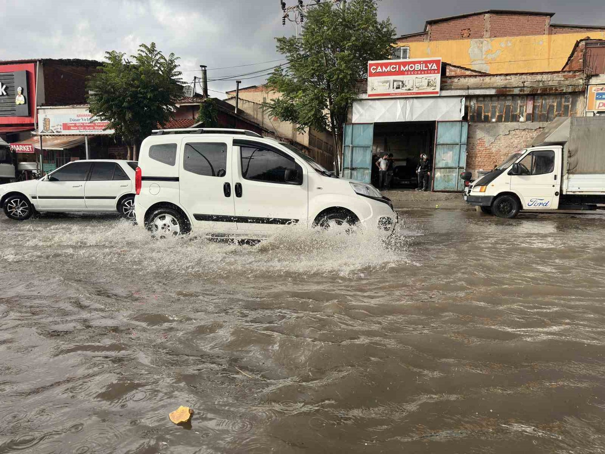 Uşak\'ta sağanak ve dolu ulaşımı felç etti, araçlar yolda kaldı