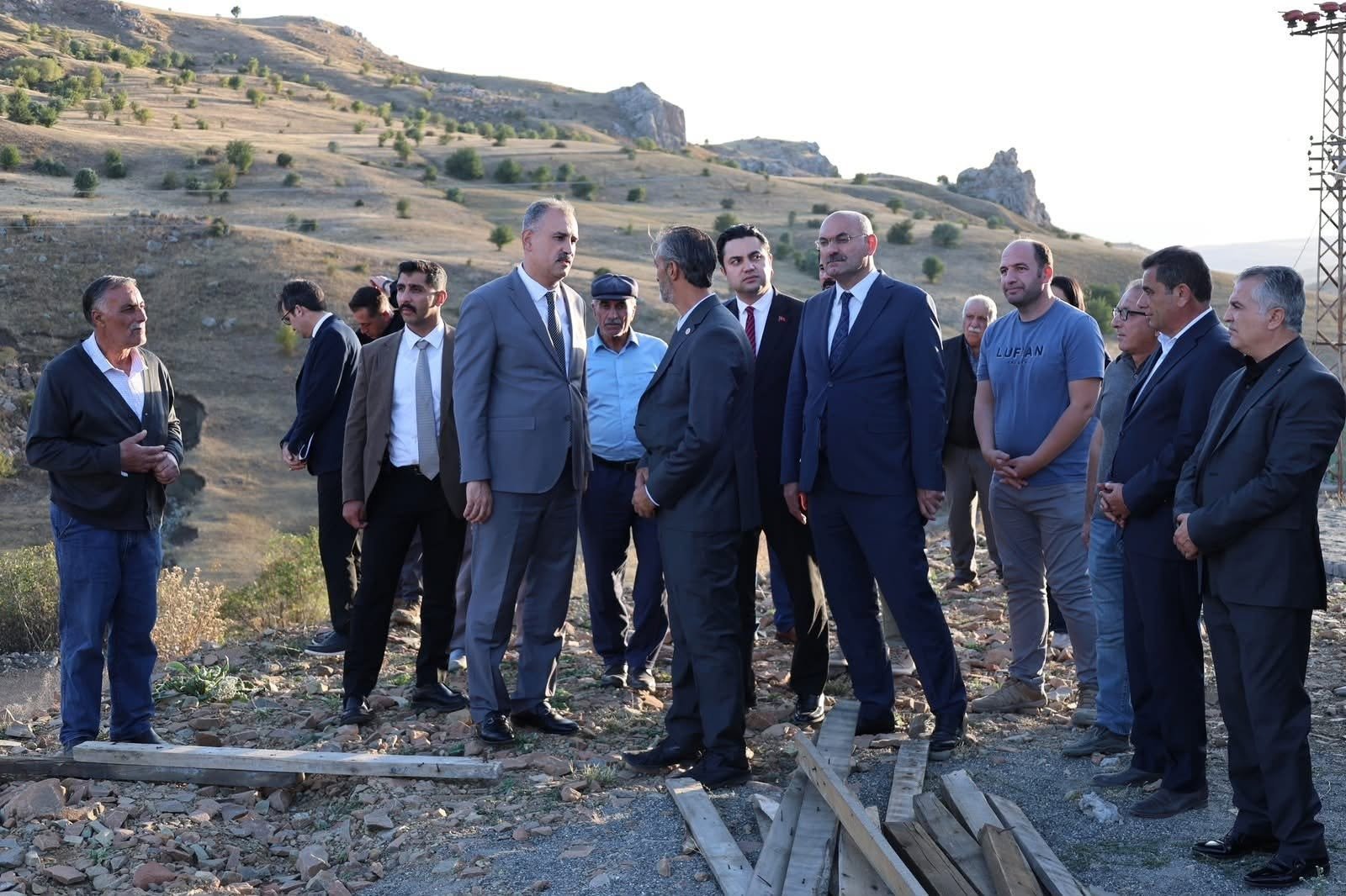 Ağrı Valisi Bozkurt, Soğanlı-Kocataş yolundaki 9 kilometrelik asfalt çalışmasını inceledi