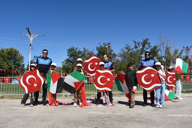 Van'da 700 öğrenci Gazze'deki çocuklar için uçurtma uçurdu