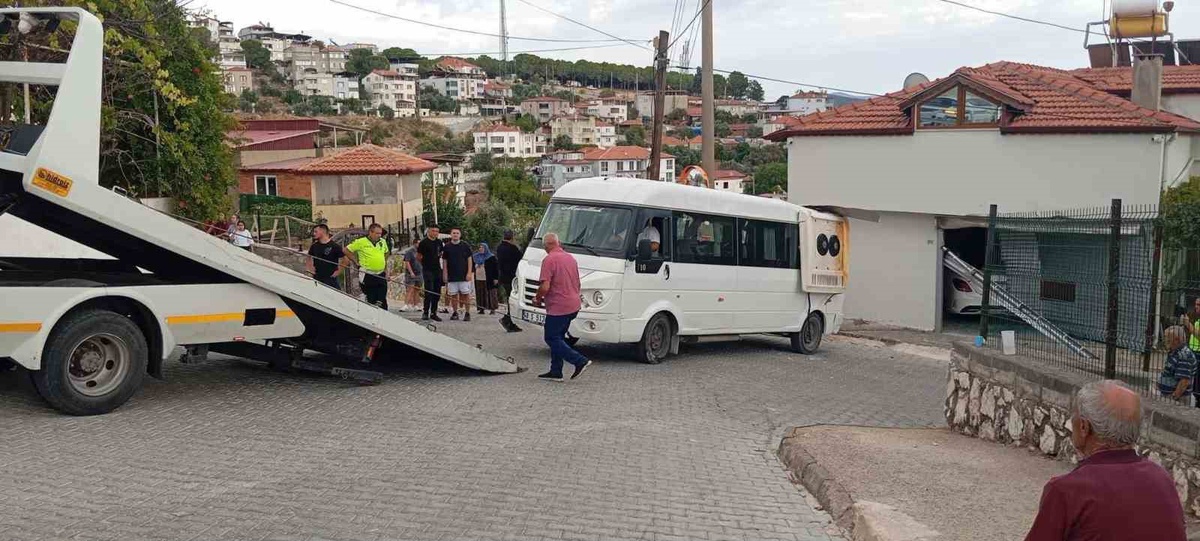 Muğla Yatağan\'da el freni boşalan minibüs garaja çarptı, 4 öğrenci yaralandı