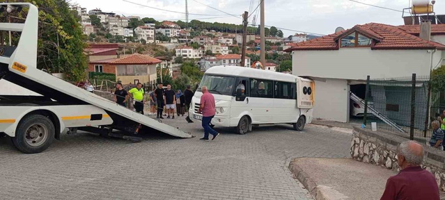 Muğla Yatağan'da el freni boşalan minibüs garaja çarptı, 4 öğrenci yaralandı