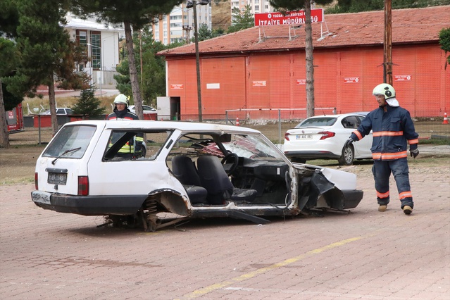 Yozgat itfaiyesinden kaza ve yangın tatbikatı, 55 personel görev aldı