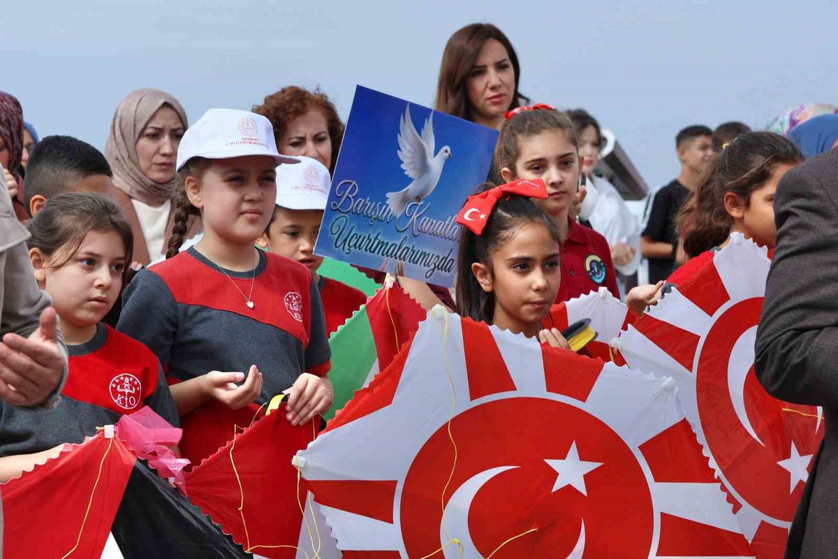 Aksaray\'da 150 öğrenci Gazze\'deki çocuklar için uçurtma uçurdu