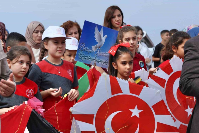 Aksaray'da 150 öğrenci Gazze'deki çocuklar için uçurtma uçurdu