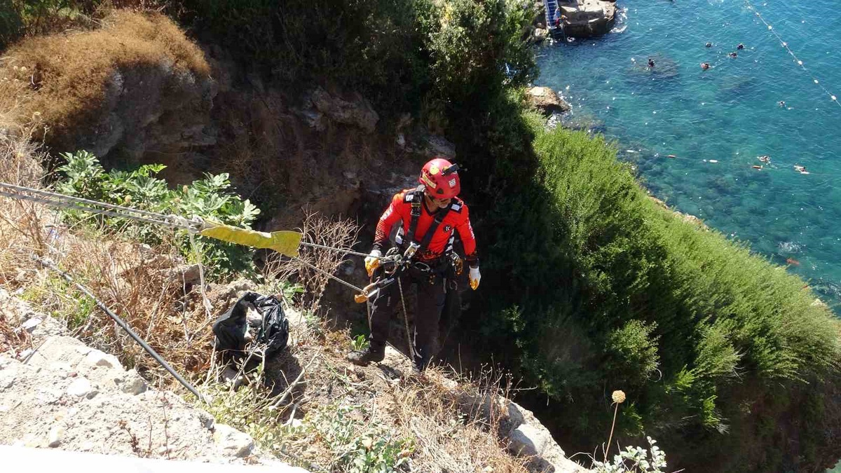 Antalya\'da falezler ve su altında çöp temizliği yapıldı