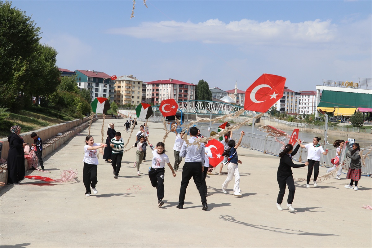 Ağrı\'da öğrenciler Gazzeli çocuklar için Türk ve Filistin bayraklı uçurtma uçurdu