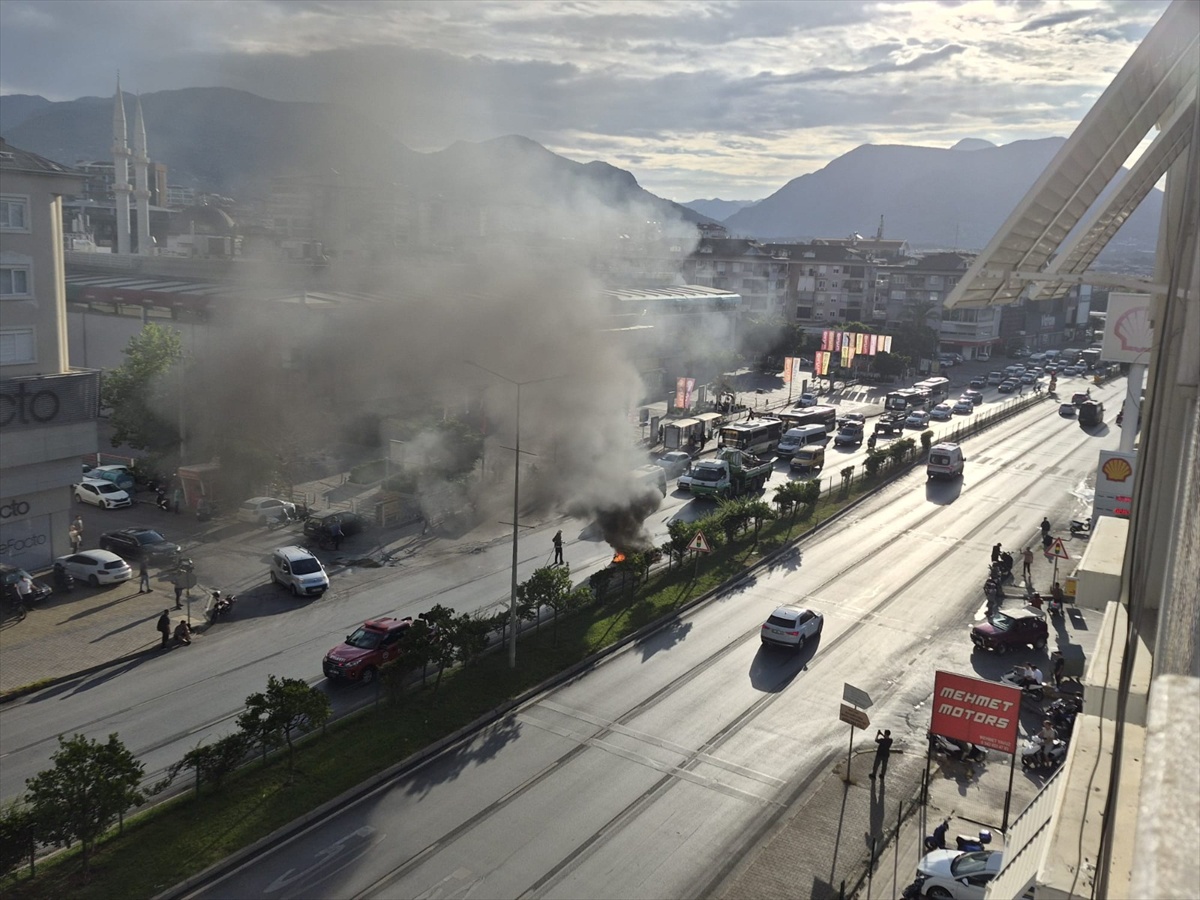 Alanya\'da seyir halindeki elektrikli motosiklet alev alıp kullanılamaz hale geldi
