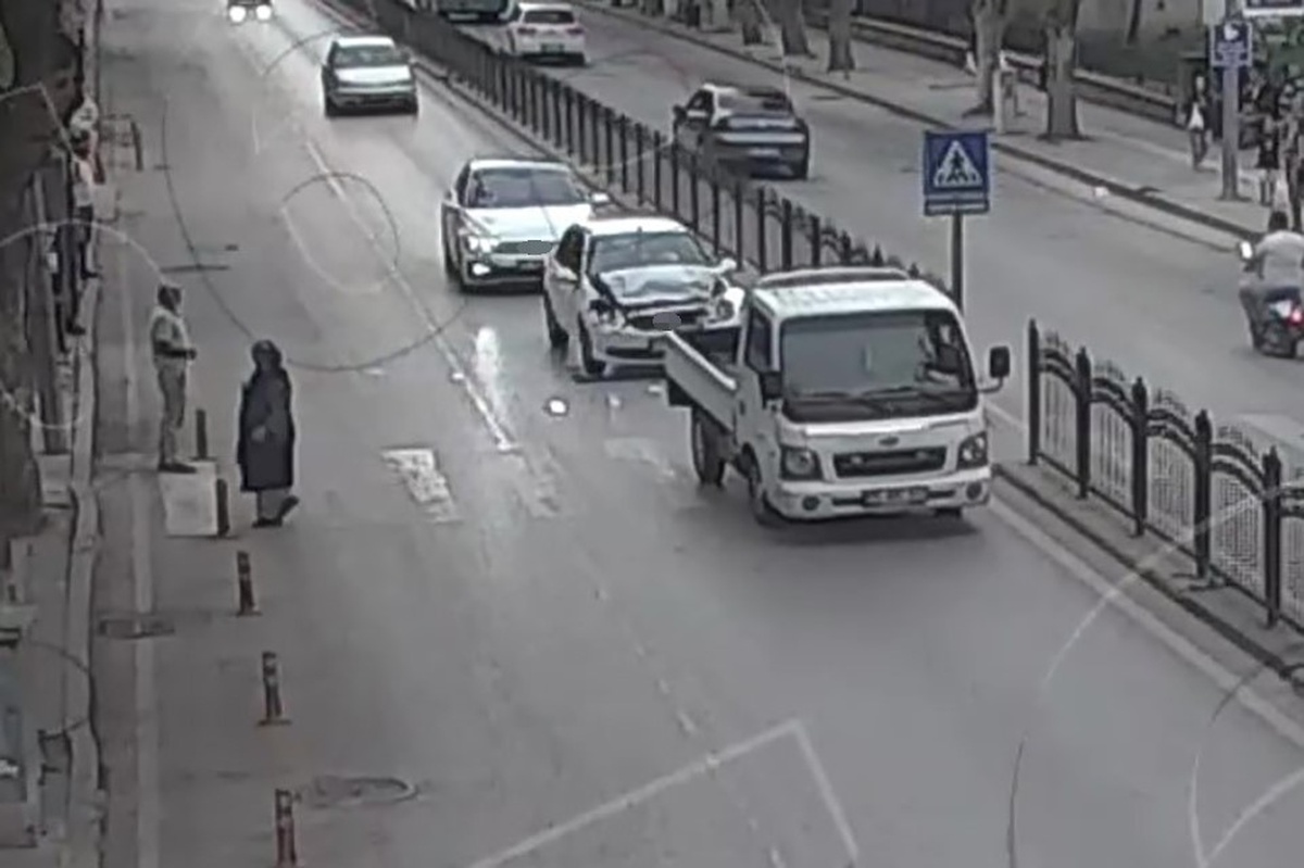 Amasya\'da yaya geçidinde duran kamyonete otomobil çarptı, kadın yolcu hafif yaralandı