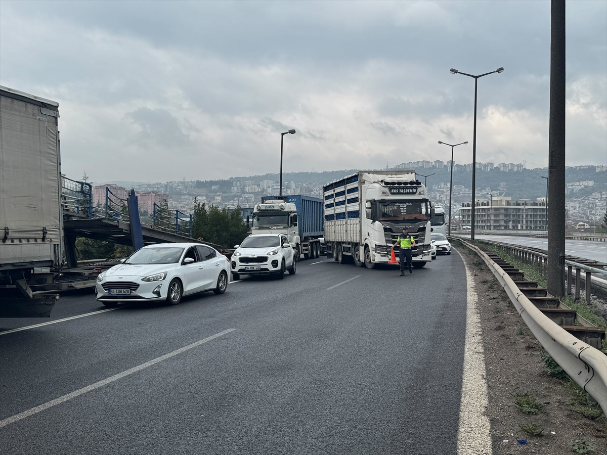 Kocaeli\'de tırın bariyere çarpması otoyolun Ankara istikametini kapattı