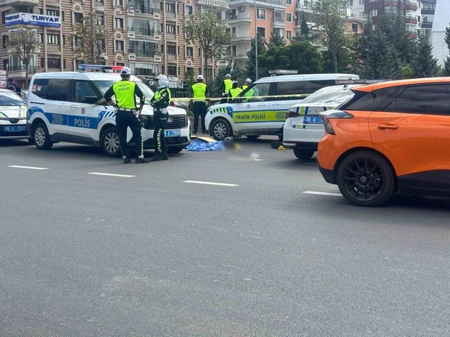 Ankara Çankaya'da yolun karşısına geçen 67 yaşındaki kişiye otomobil çarptı