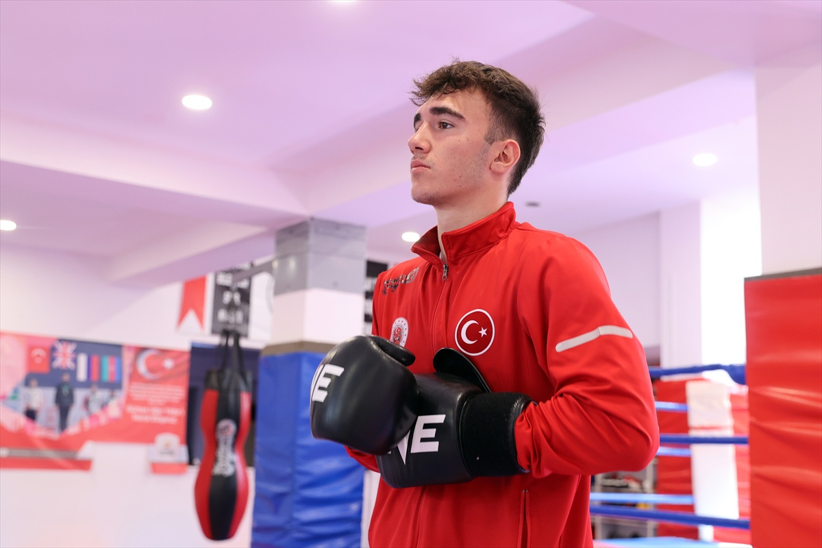 Antrenörsüz çalışan milli muaythai sporcusu Yıldız altın madalya peşinde