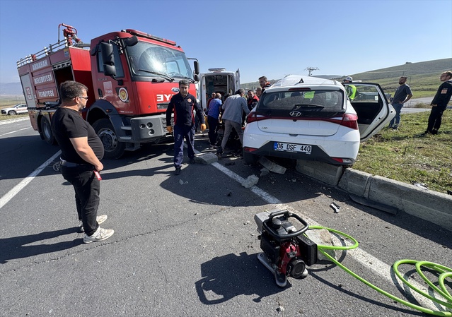 Ardahan'da pikap ile otomobil çarpıştı, otomobilde sıkışan yaralılar kurtarıldı