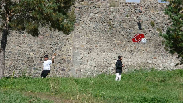 Ardahan'da çocuklar Gazze için Türk ve Filistin bayraklı uçurtma uçurdu