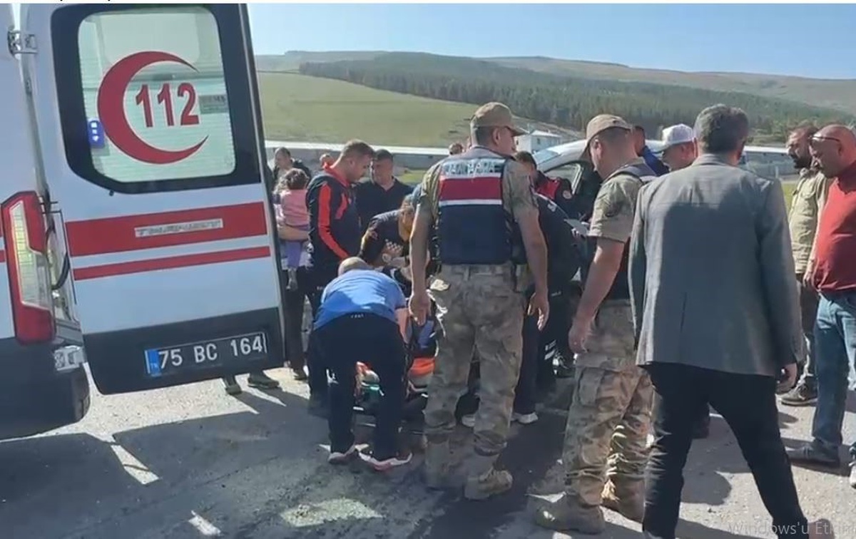 Ardahan-Göle karayolunda otomobil ile pikap çarpıştı, 3 kişi yaralandı
