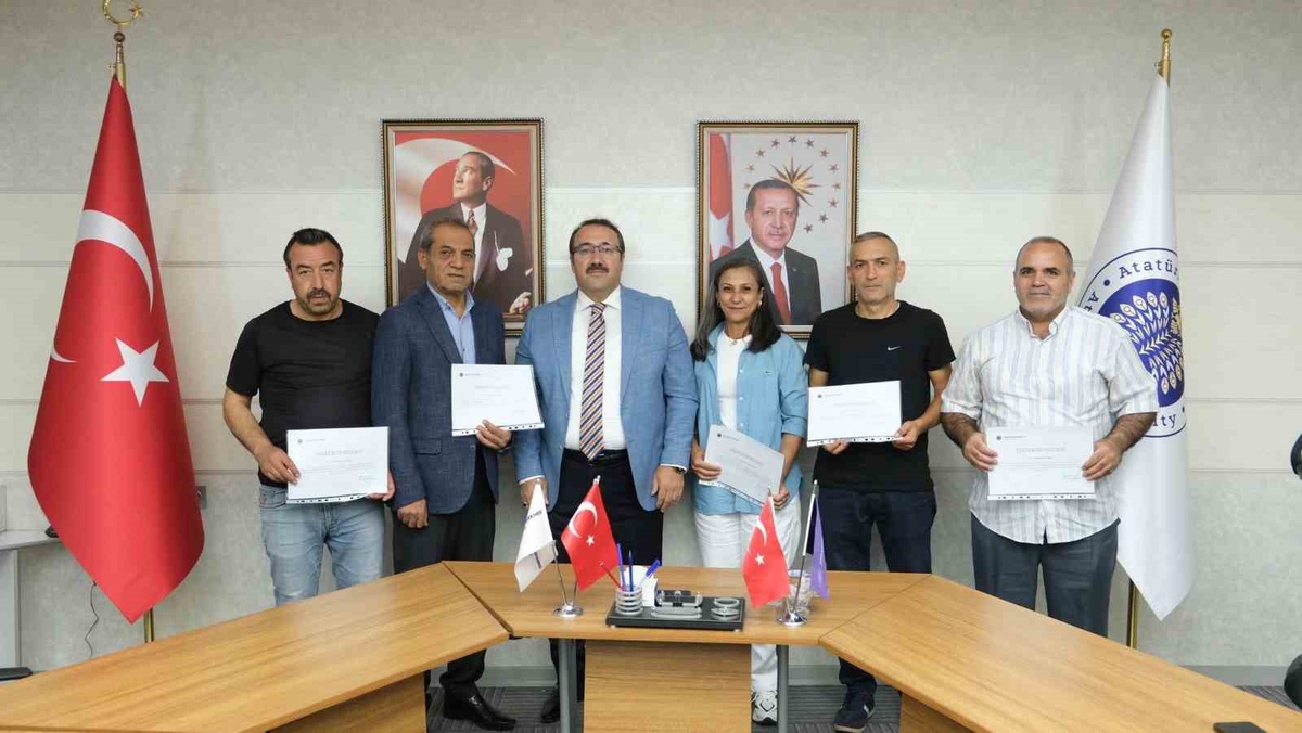Atatürk Üniversitesi Hastanesinde 5 personel emekliliğe uğurlandı