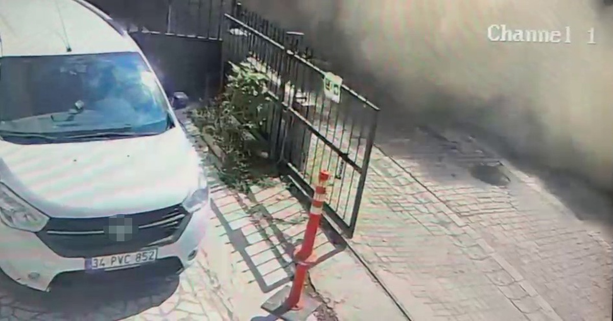 Avcılar\'da kontrolsüz yıkılan binanın molozları mobilya mağazasının duvarını yıktı