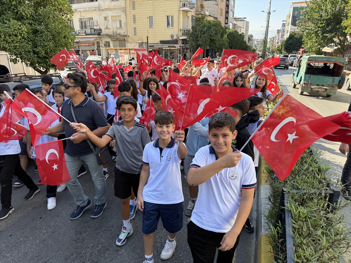 Aydın Efeler'de Gaziler Günü yürüyüşüne öğrenciler ve bando eşlik etti
