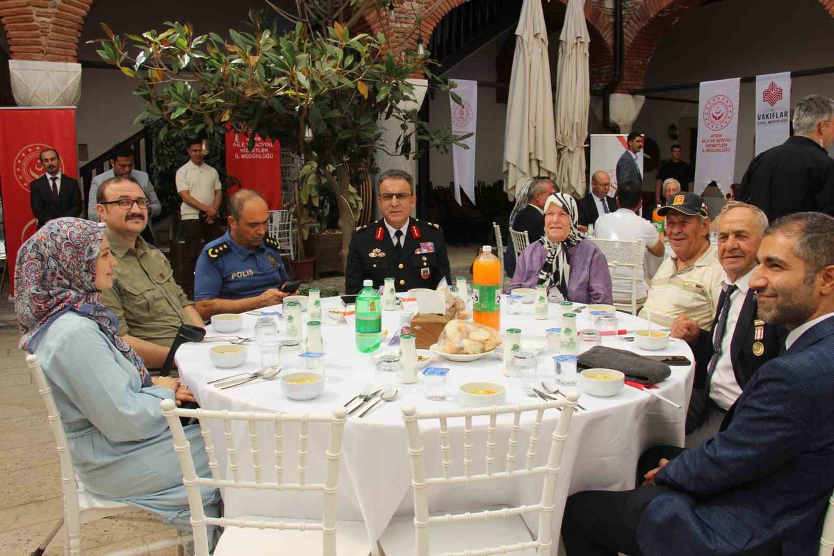 Aydın\'da Gaziler Günü kapsamında Valiliğe yürüyüş ve öğle yemeği düzenlendi