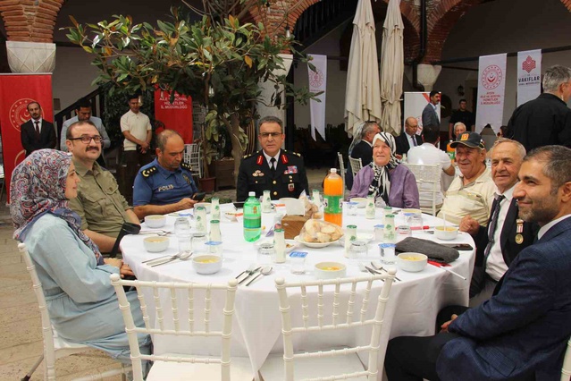 Aydın'da Gaziler Günü kapsamında Valiliğe yürüyüş ve öğle yemeği düzenlendi