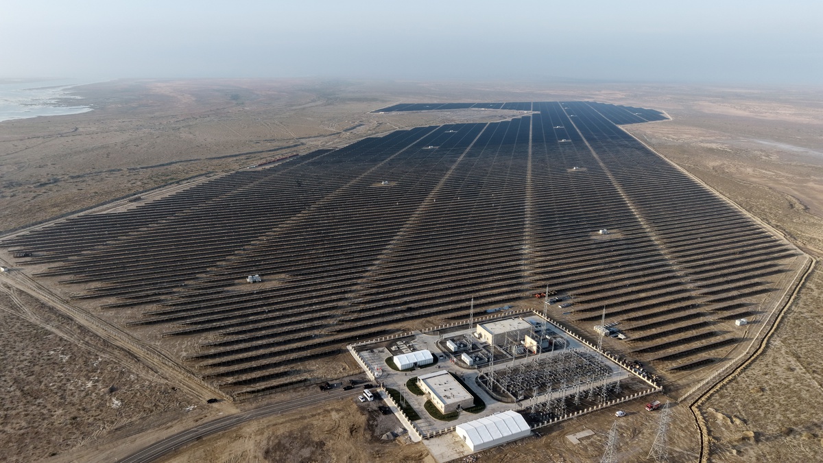 Azerbaycan\'da Çin yapımı 100 megavatlık güneş santrali şebekeye bağlandı