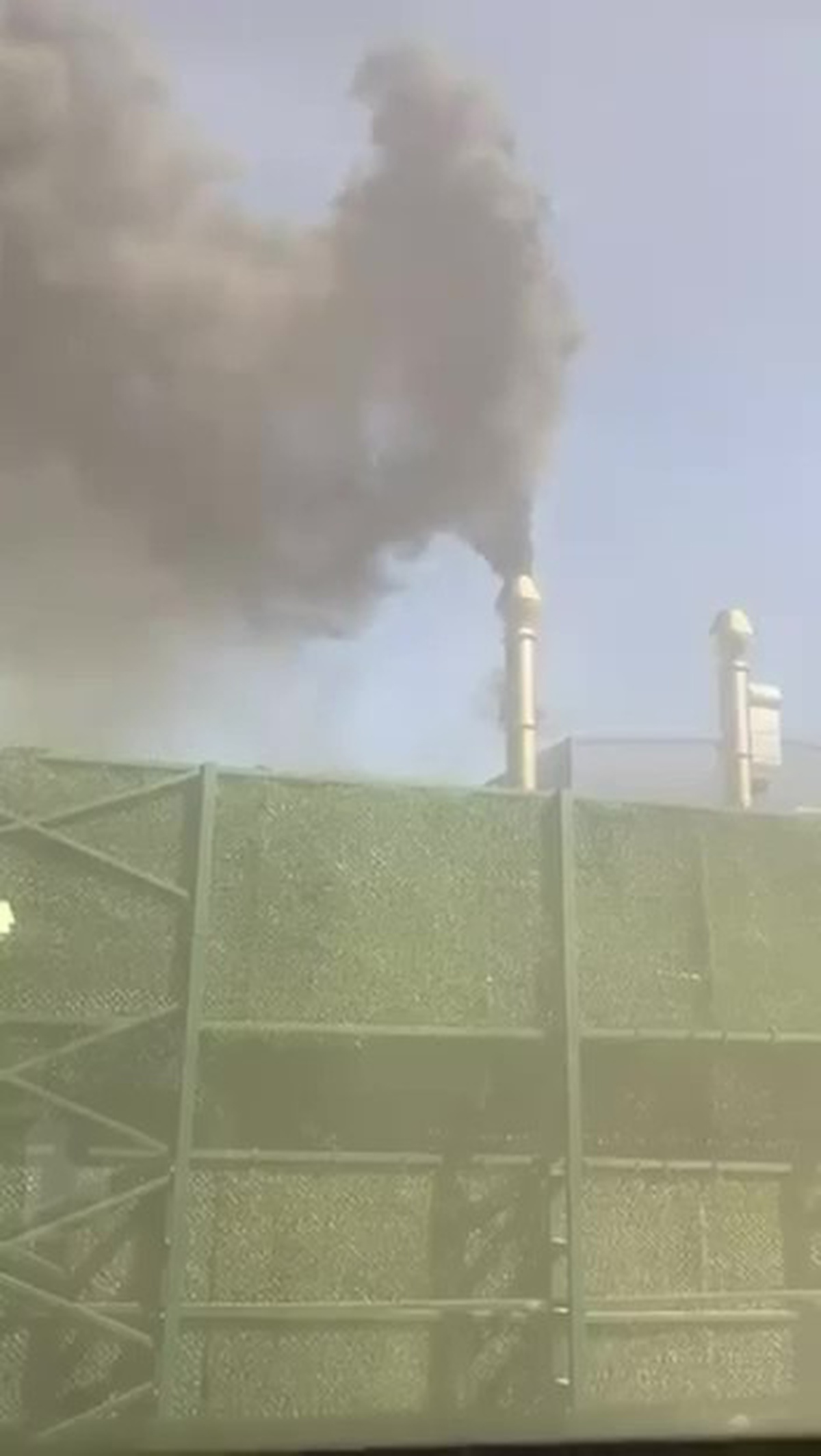 Kocaeli Dilovası'nda Turkuaz Polyester bacasından yükselen siyah duman tepki çekti