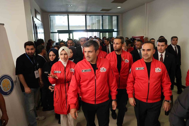 Kacır ve Bayraktar, Diyarbakır'daki TEKNOFEST yarışma alanını ziyaret etti