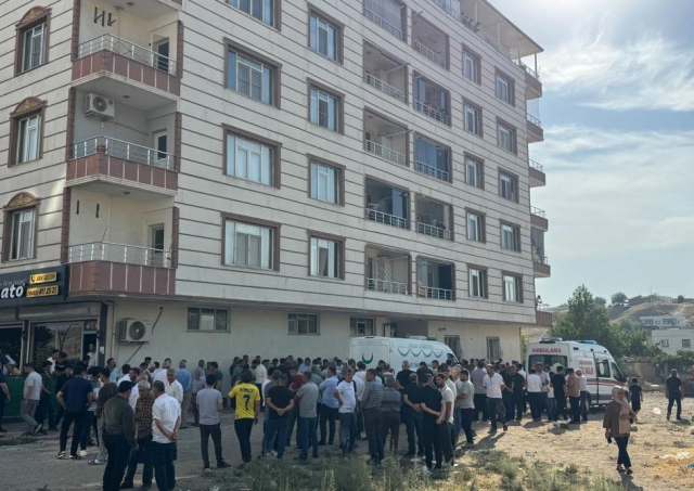 Kahreden olay! Eşini ve 2 çocuğunu bıçakla öldürüp kendini astı