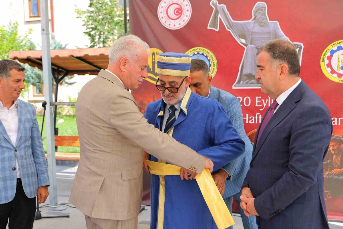 Bayburt\'ta Ahilik Haftası\'nda 80 yaşındaki hırdavatçı Metin Özyurt yılın ahisi seçildi