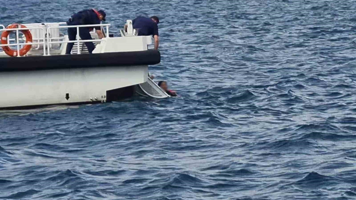 Beykoz Çubuklu Sahili\'nde sörf tahtasından düşen 2 kişi denizde sürüklendi