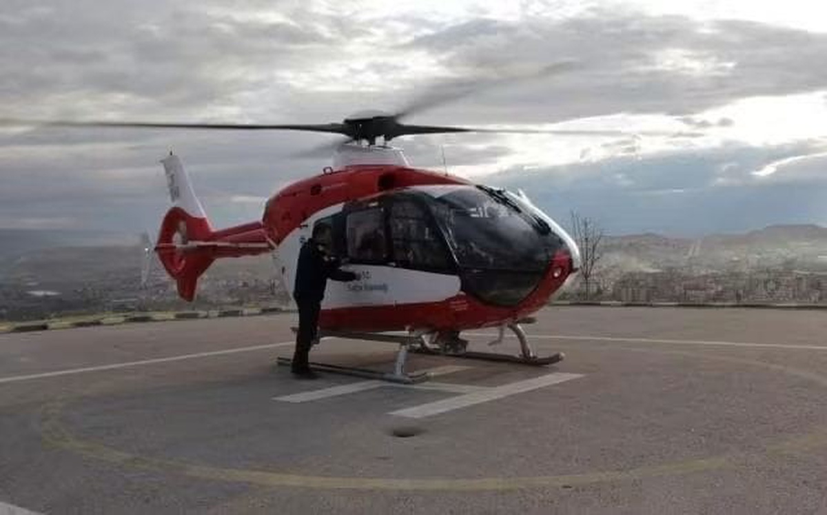 Beypazarı'nda kalp krizi geçiren hasta helikopter ambulansla Ankara'ya sevk edildi