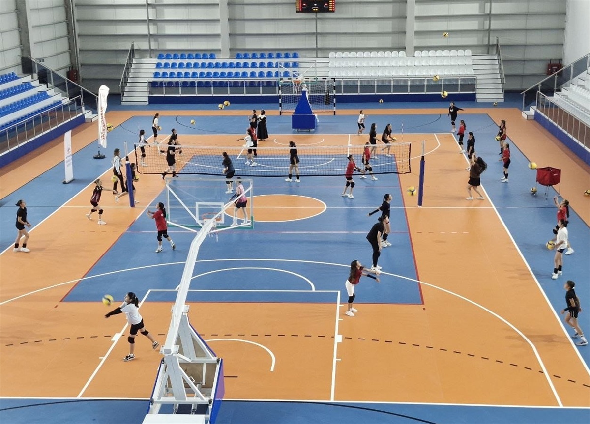 Beypazarı\'nda 1000 kişilik yeni spor salonunda ilk voleybol antrenmanı yapıldı