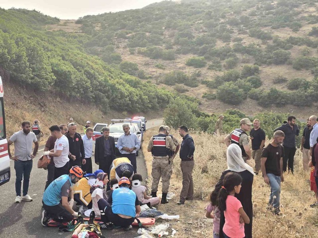 Bingöl Adaklı'da minibüs şarampole yuvarlanınca 10 kişi yaralandı