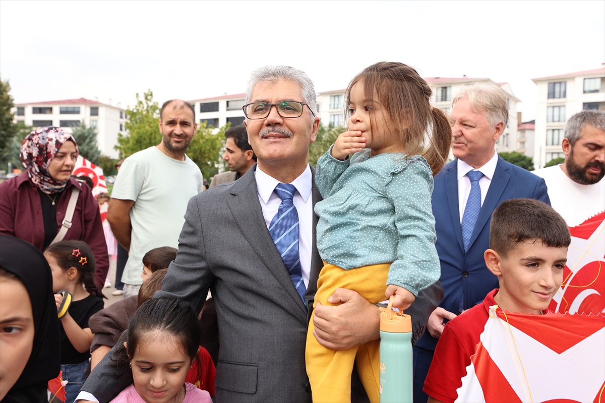 Bingöl\'de Gazzeli çocuklar için düzenlenen uçurtma etkinliğine Vali Çelik de katıldı