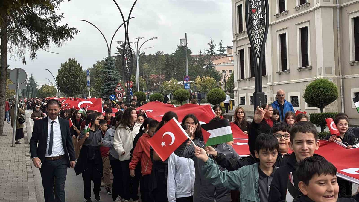 Bolu\'da binlerce öğrenci Gazzeli çocuklar için yürüdü, gökyüzüne balon ve uçurtma bıraktı