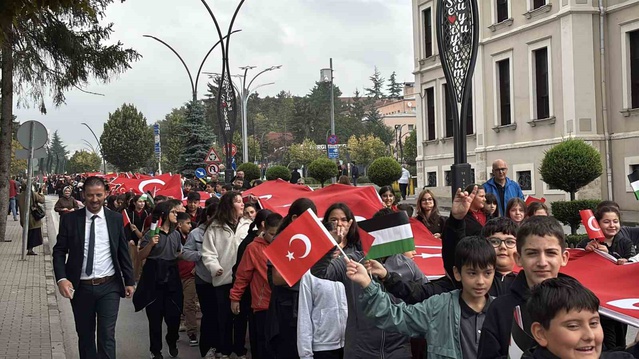 Bolu'da binlerce öğrenci Gazzeli çocuklar için yürüdü, gökyüzüne balon ve uçurtma bıraktı