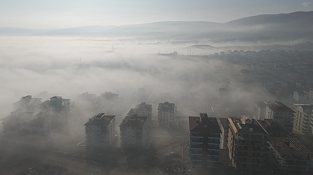 Boyabat\'ta yağmur sonrası sis, ilçe merkezini görünmez hale getirdi