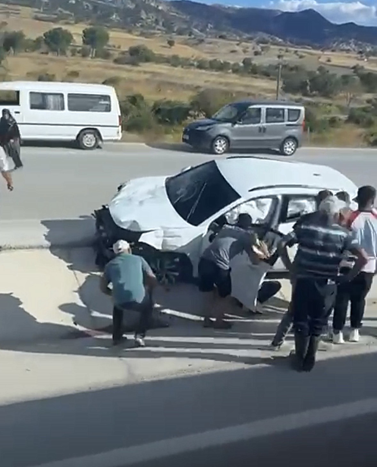 Karamanlı-Burdur yolunda otomobil refüjdeki levhalara çarptı, sürücü hafif yaralandı