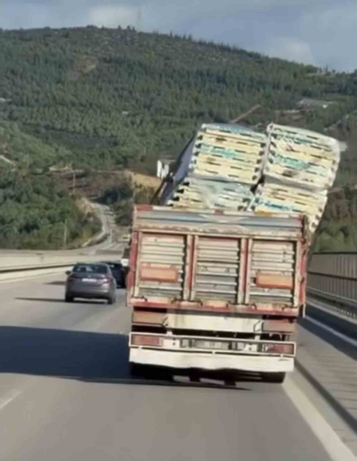 Bursa\'da tırın dorsesindeki güvensiz yük trafikte tehlike saçtı