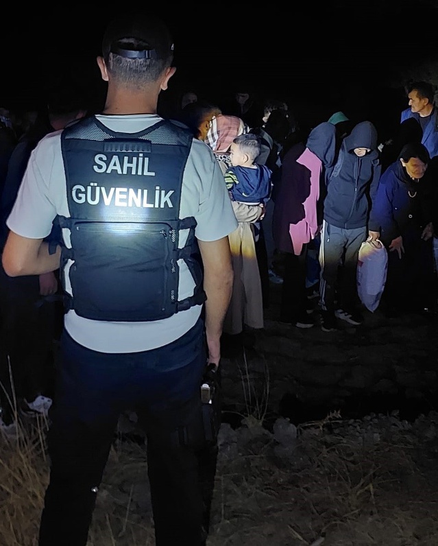 Çanakkale Eceabat'ta karada 7'si çocuk 29 kaçak göçmen yakalandı