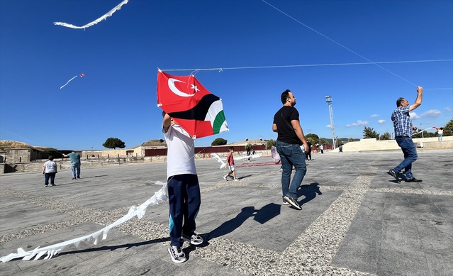 Çanakkale'de öğrenciler Gazze'deki çocuklar için uçurtma uçurdu
