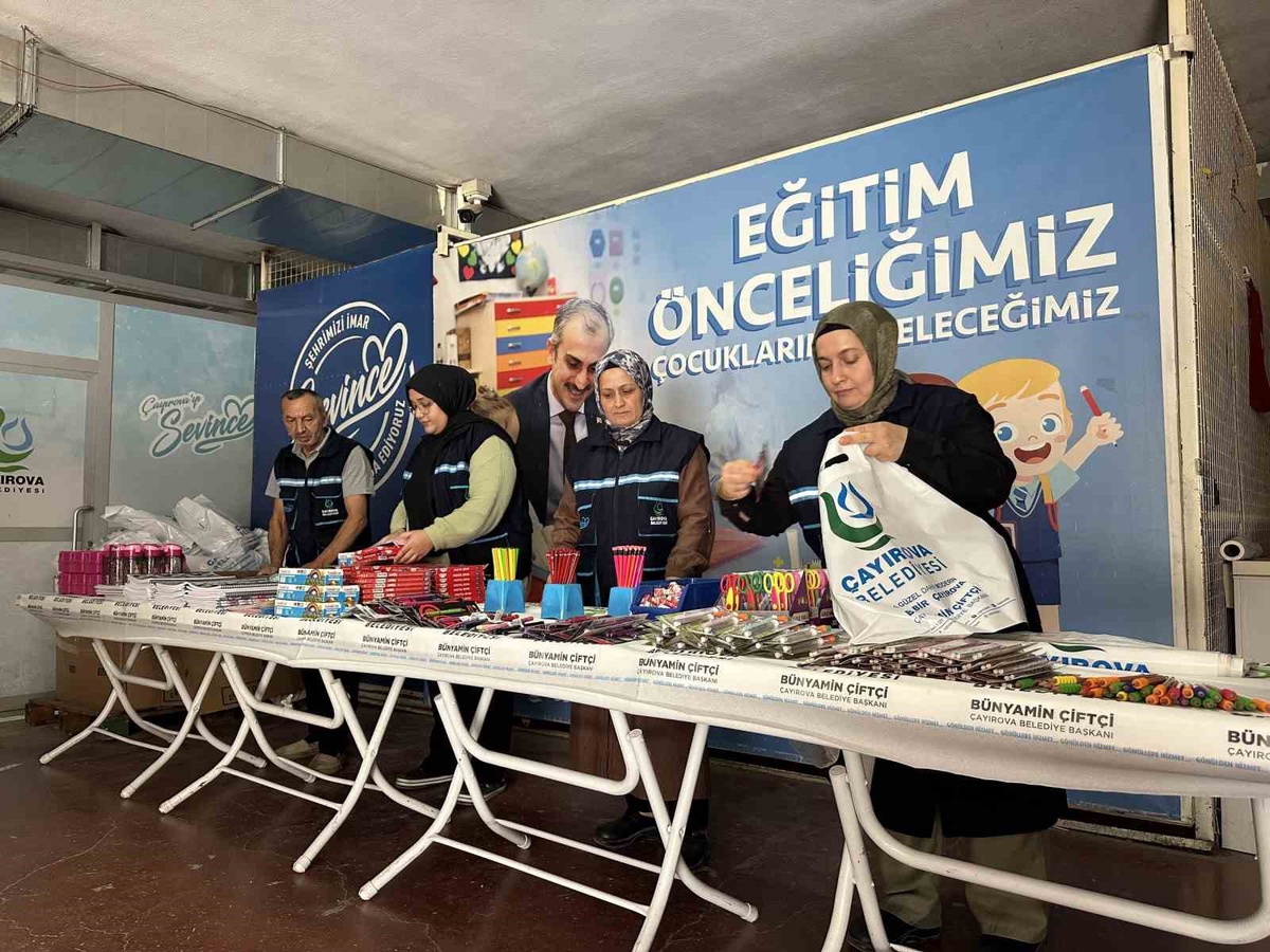 Çayırova Belediyesi ihtiyaç sahibi öğrencilere kırtasiye desteğini adreslere ulaştırdı