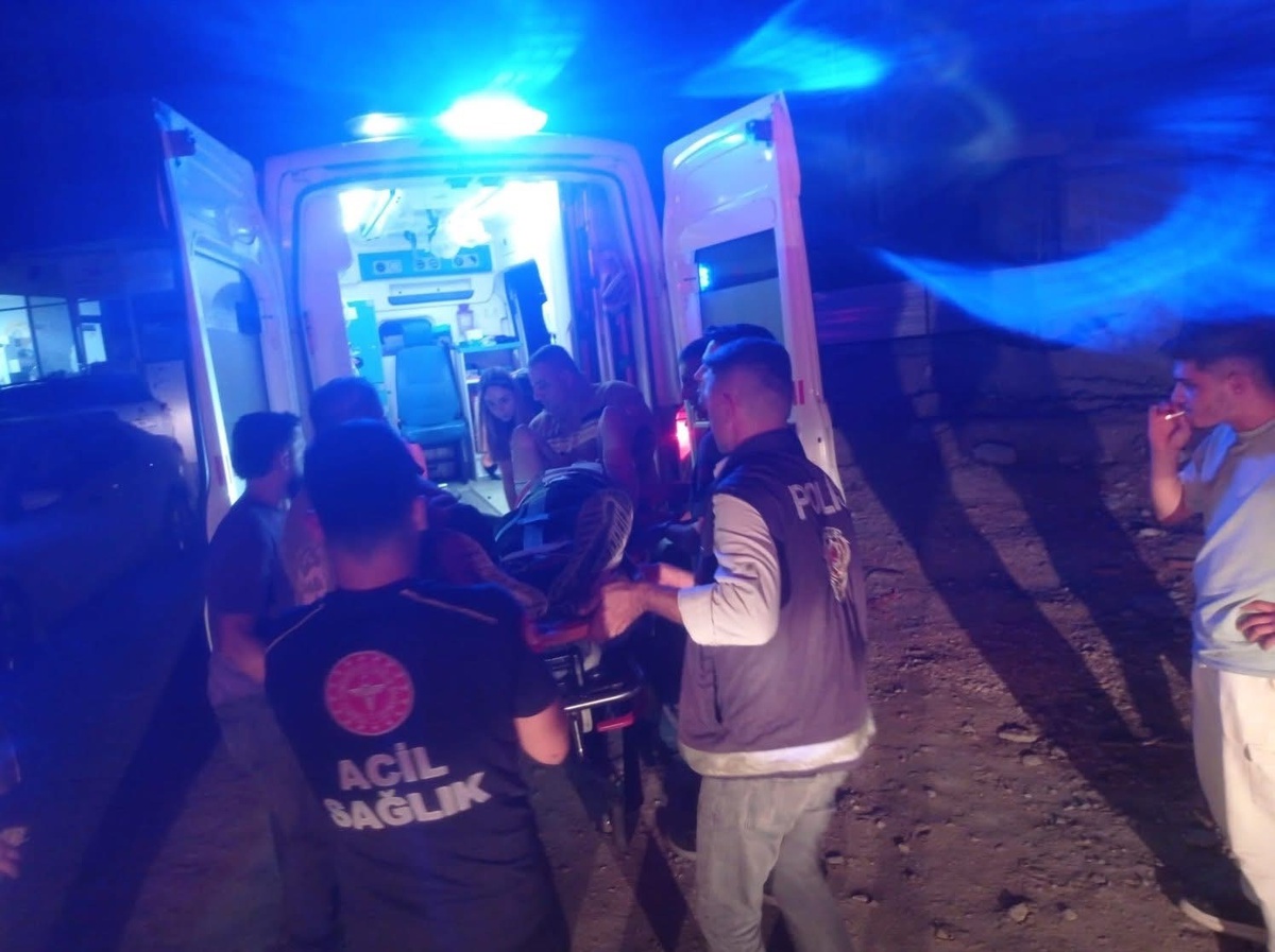 Hatay Defne'de asansör boşluğuna düşen yaralı, ekiplerce kurtarıldı