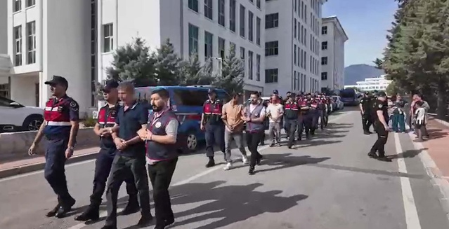 Denizli Honaz'da 3 milyon liralık fabrika hırsızlığında 7 şüpheliden 3'ü tutuklandı